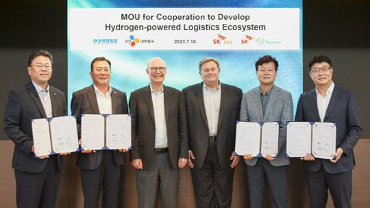 18일 서울 종로구 SK서린빌딩에서 열린'수소 기반 친환경 물류 생태계 조성을 위한 업무협약식'에서 기송 한국복합물류 대표이사, 최갑주 CJ대한통운 P&D그룹장, 앤디 마시 플러그파워 최고경영자, 키스 슈미드 플러그파워 수석부사장, 이황균 SK플러그하이버스 대표이사, 권형균 SK E&S 수소부문장이 기념촬영을 하고 있다. CJ대한통운 제공